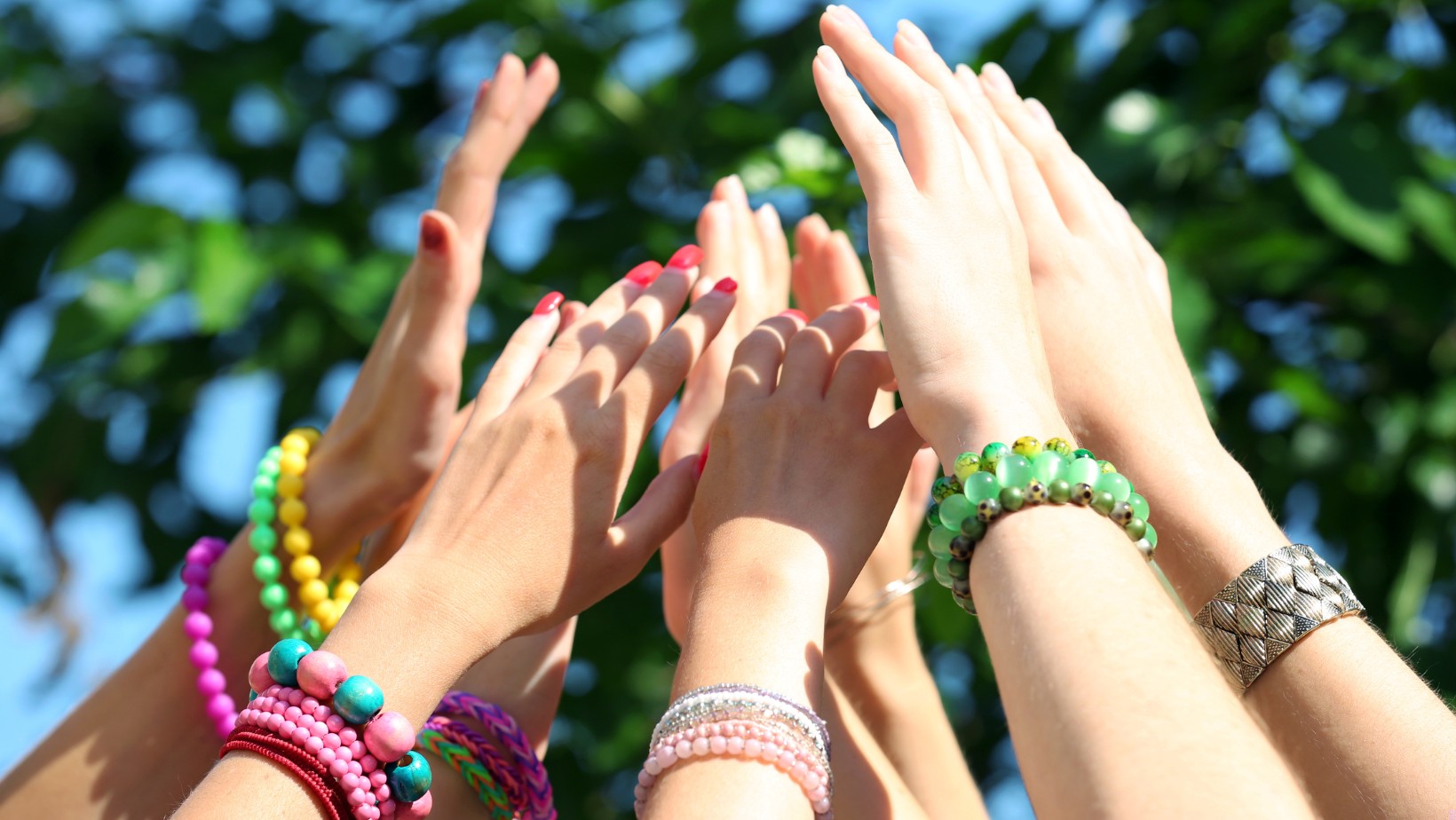 „Znaczą się” – Nowy trend wśród dzieci i młodzieży! Co oznacza wstążka na ręce?