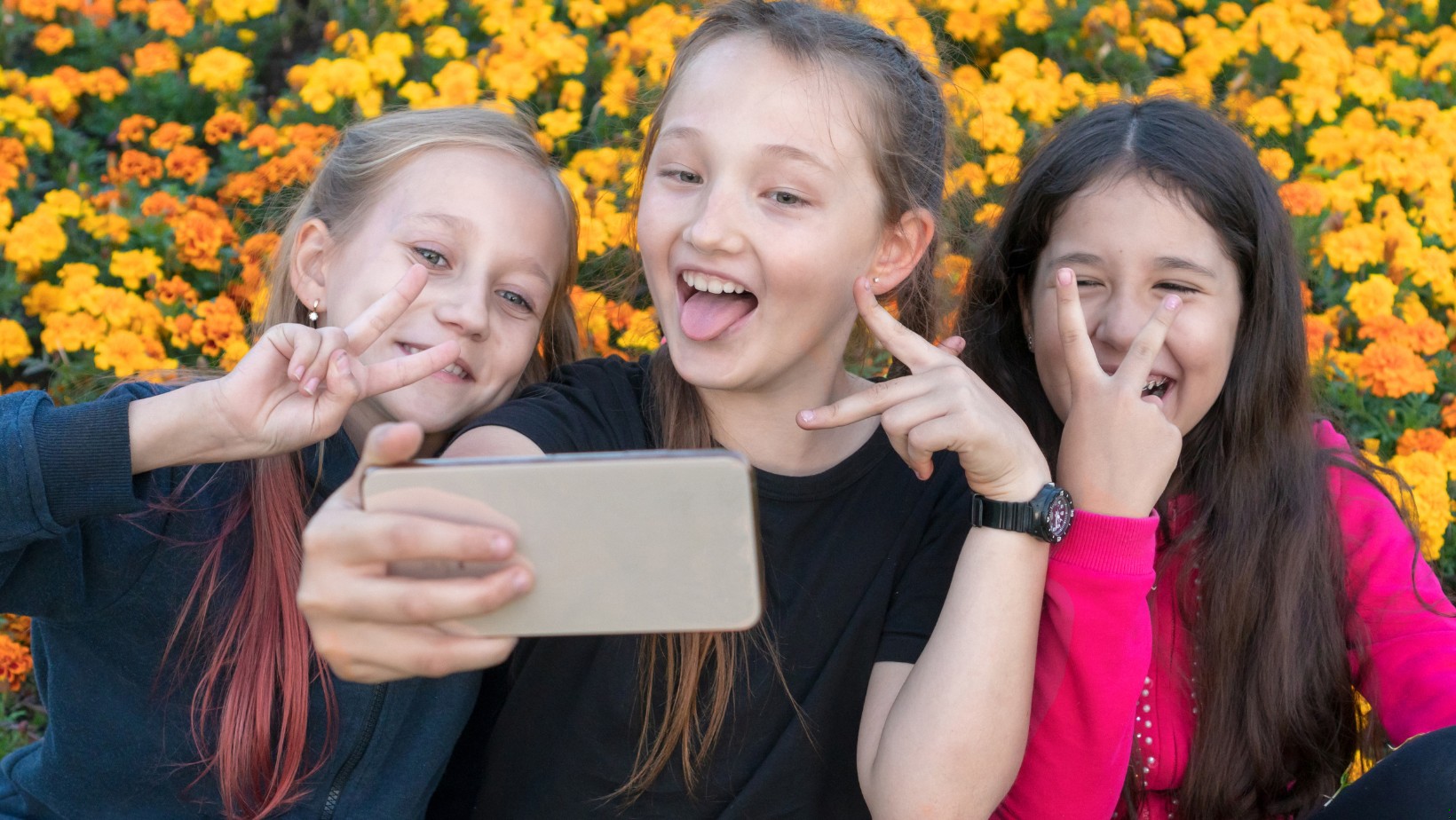 Groźny trend podbija TikToka! Matki namawiają dzieci do bicia!