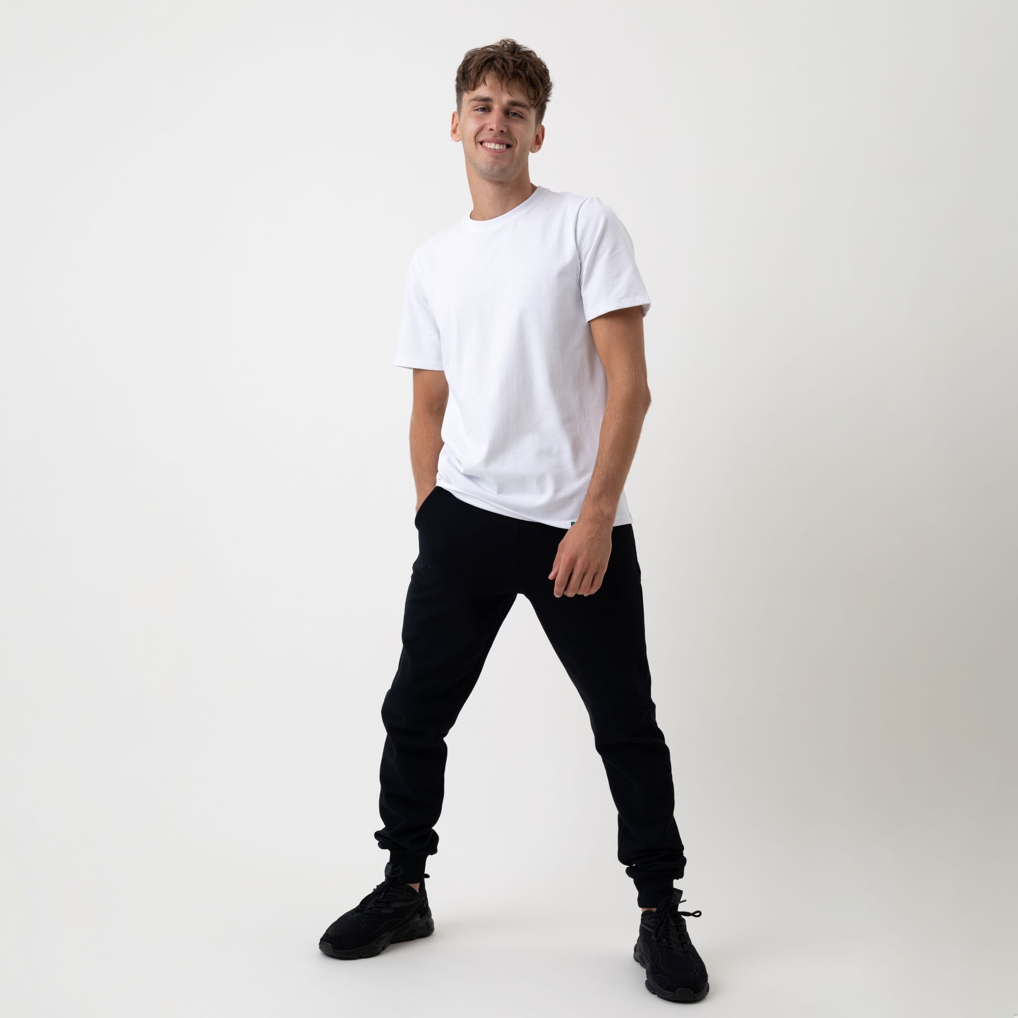 Jakie ubrania koniecznie musisz zabrać na wakacje? Czarne dresy to konieczność!