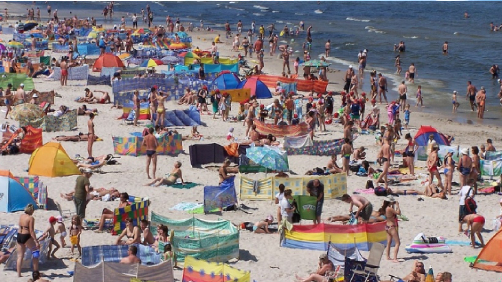 Trudno uwierzyć co ten mężczyzna robił na plaży! Zobacz nagranie!