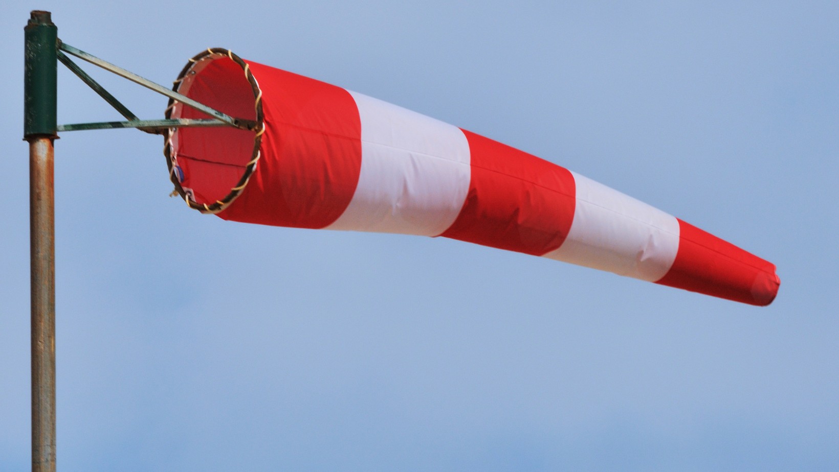 Uwaga na silne wichury! IMGW ostrzega mieszkańców Polski