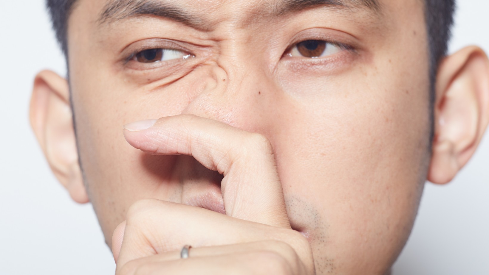 Pieką cię uszy lub swędzi nos? Co to oznacza?