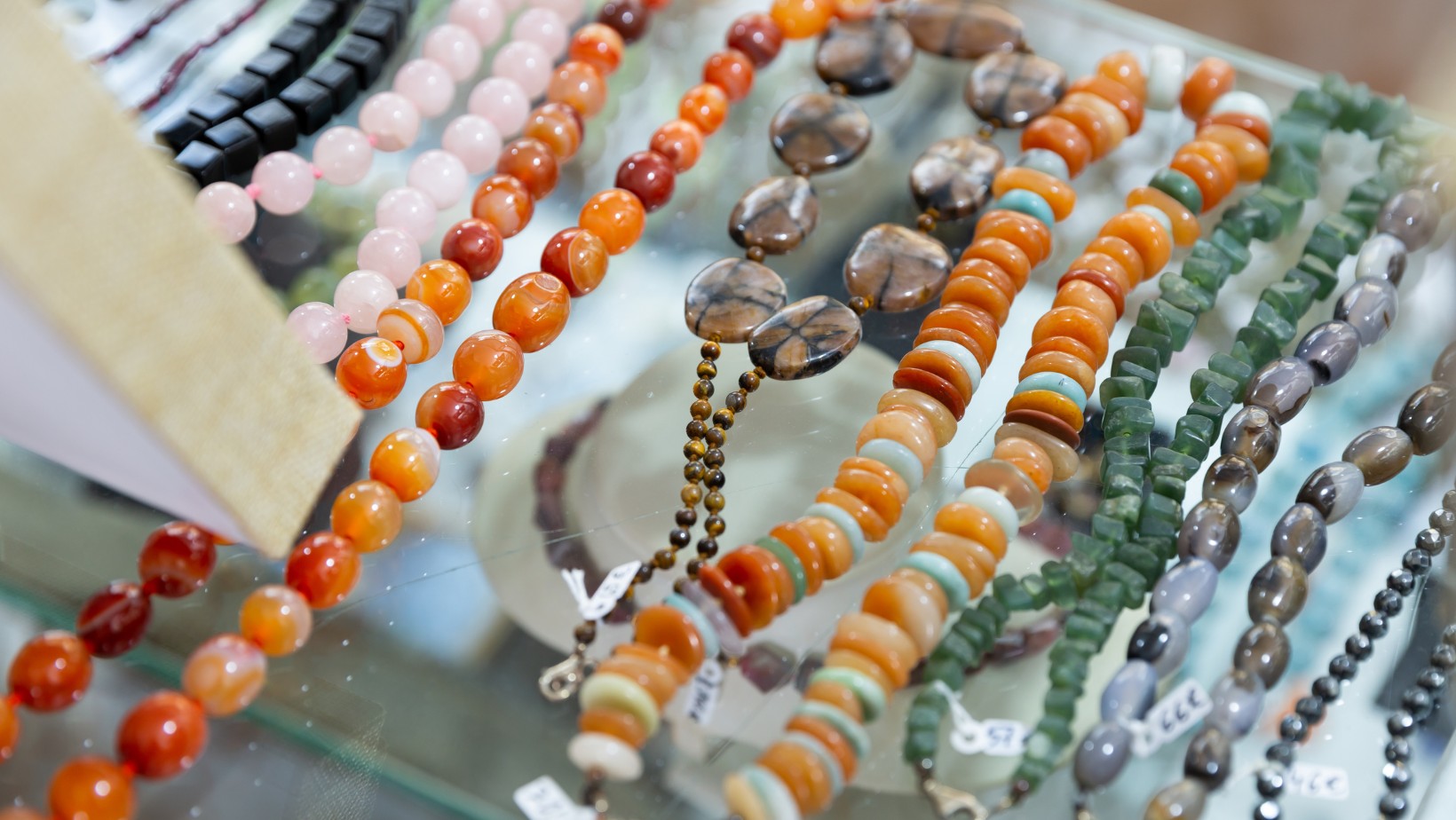 Dlaczego noszenie tych łańcuszków jest grzechem? Zaskakujące stanowisko księdza