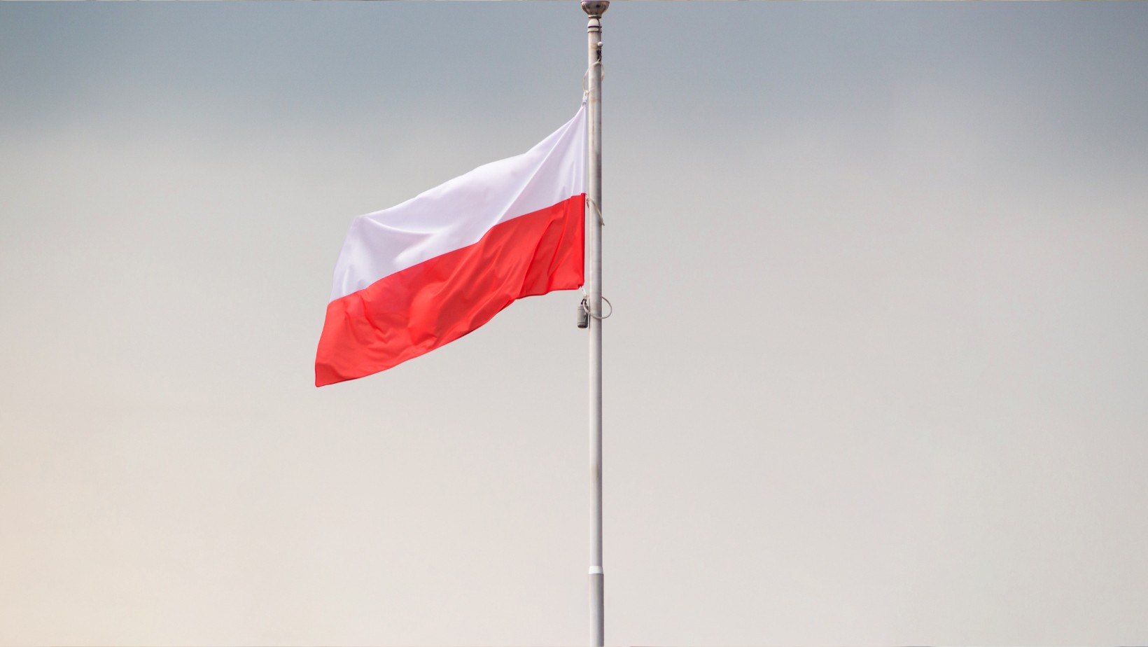 Nie popełnij tego błędu z flagą państwową! Za nieprawidłowe wywieszenie grożą kary!