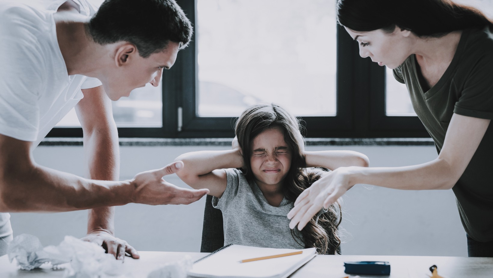 7 oznak, że zostałeś wychowany przez bardzo krytycznych rodziców