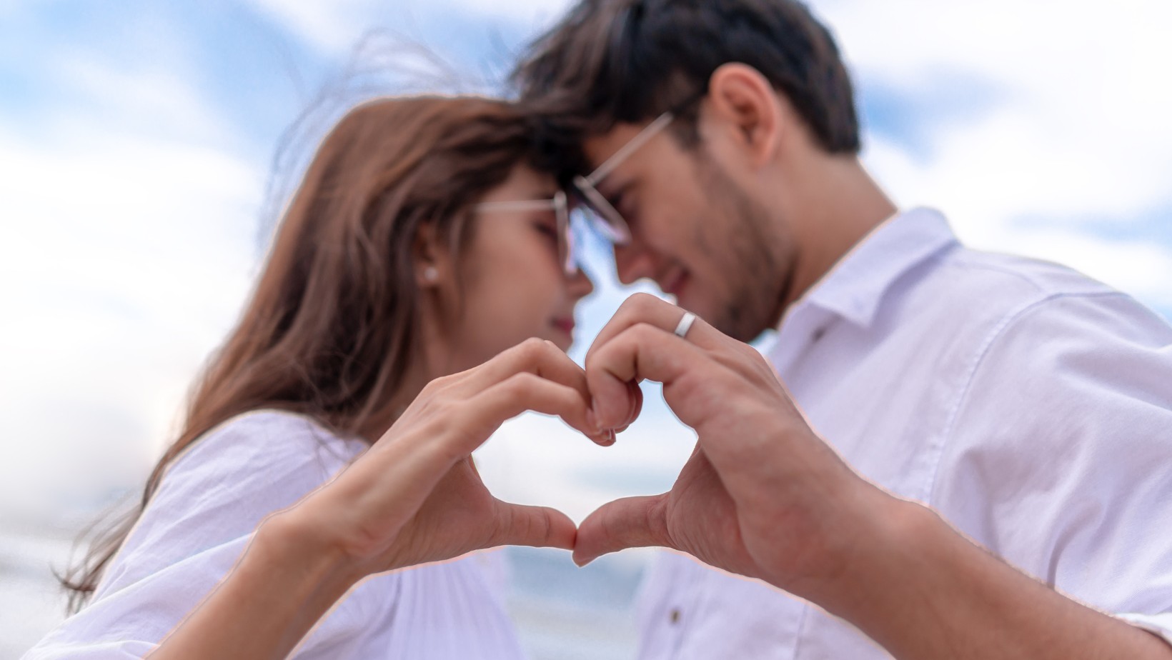 Jak sprawdzić, czy naprawdę mnie kocha? 5 sposobów