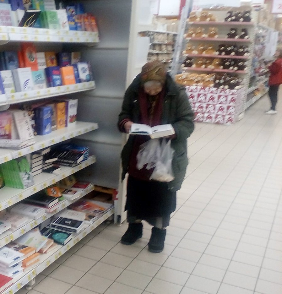 Zdjęcie Spędziła lata na czytaniu książek w supermarkecie – pracownicy postanowili o nią zadbać! #1
