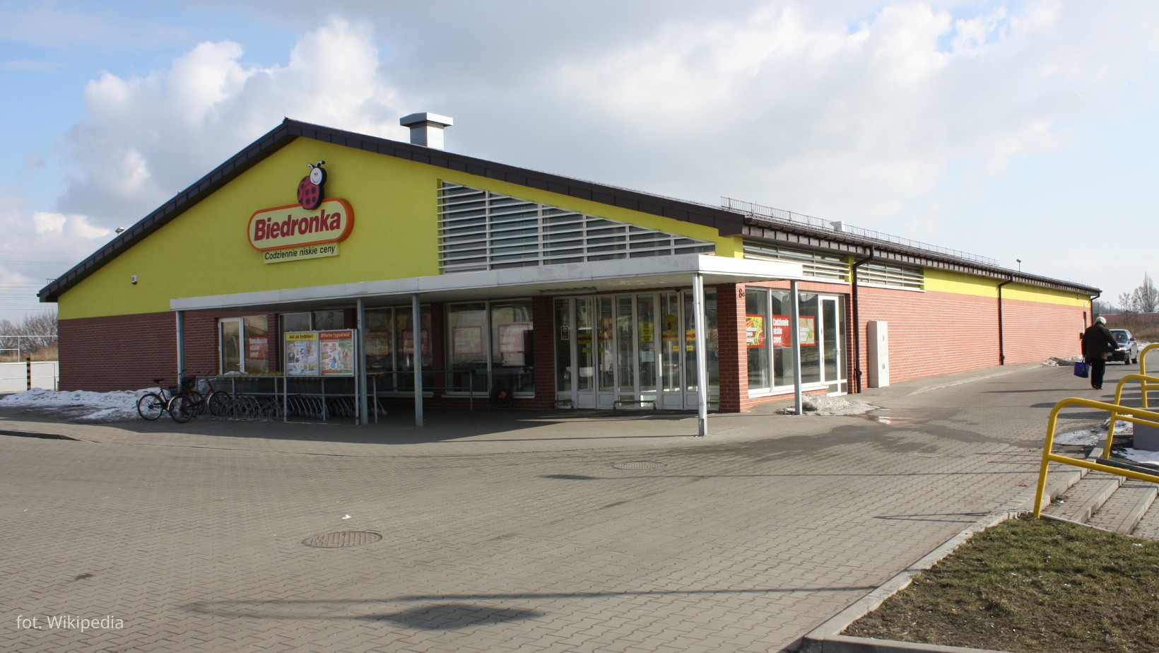 Skandal w Biedronce! Klienci wściekli! Naklejki znowu doprowadziły do awantury