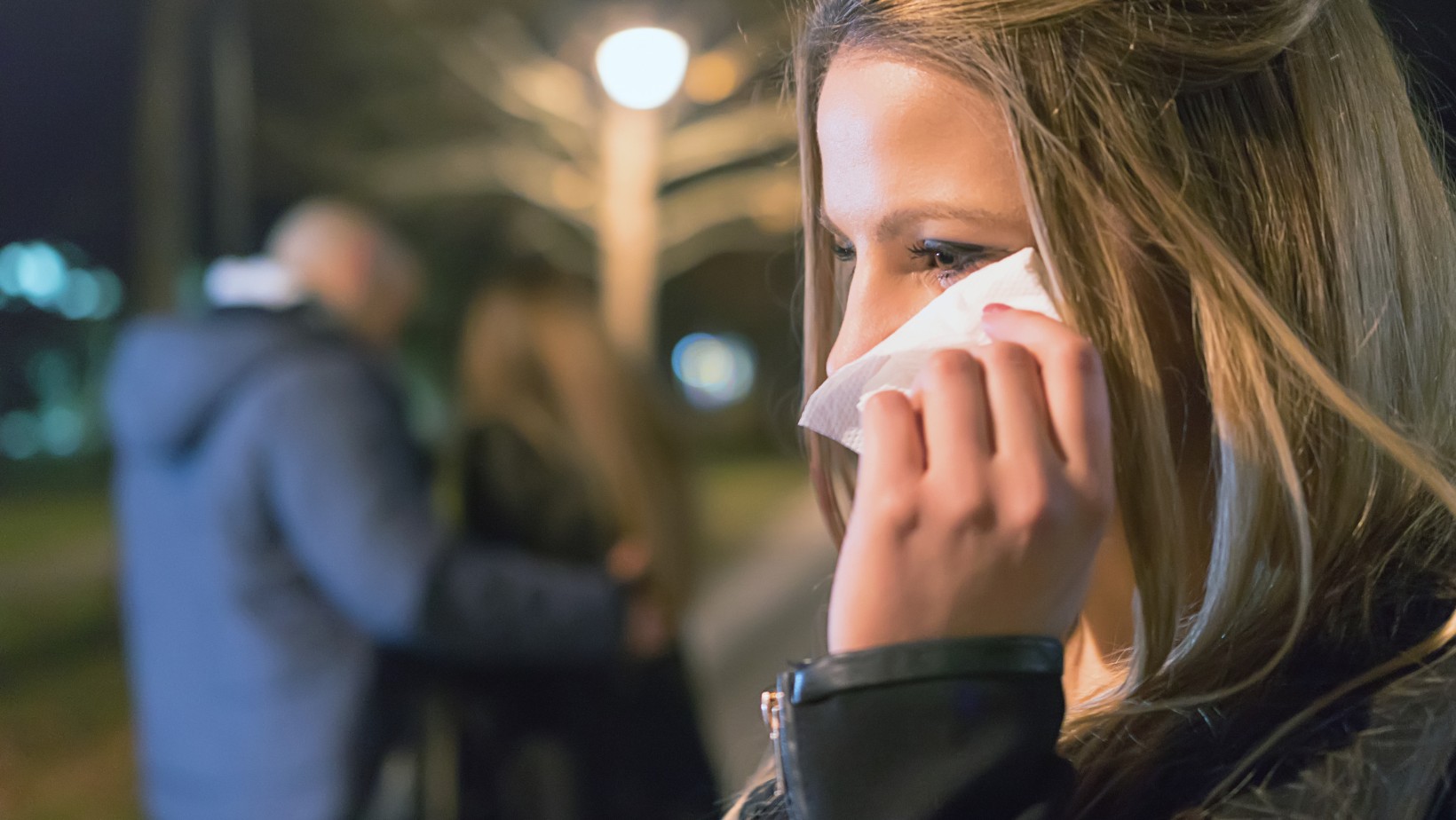 Zdrada emocjonalna: jak rozpoznać i poradzić sobie z tą cichą zabójczynią?