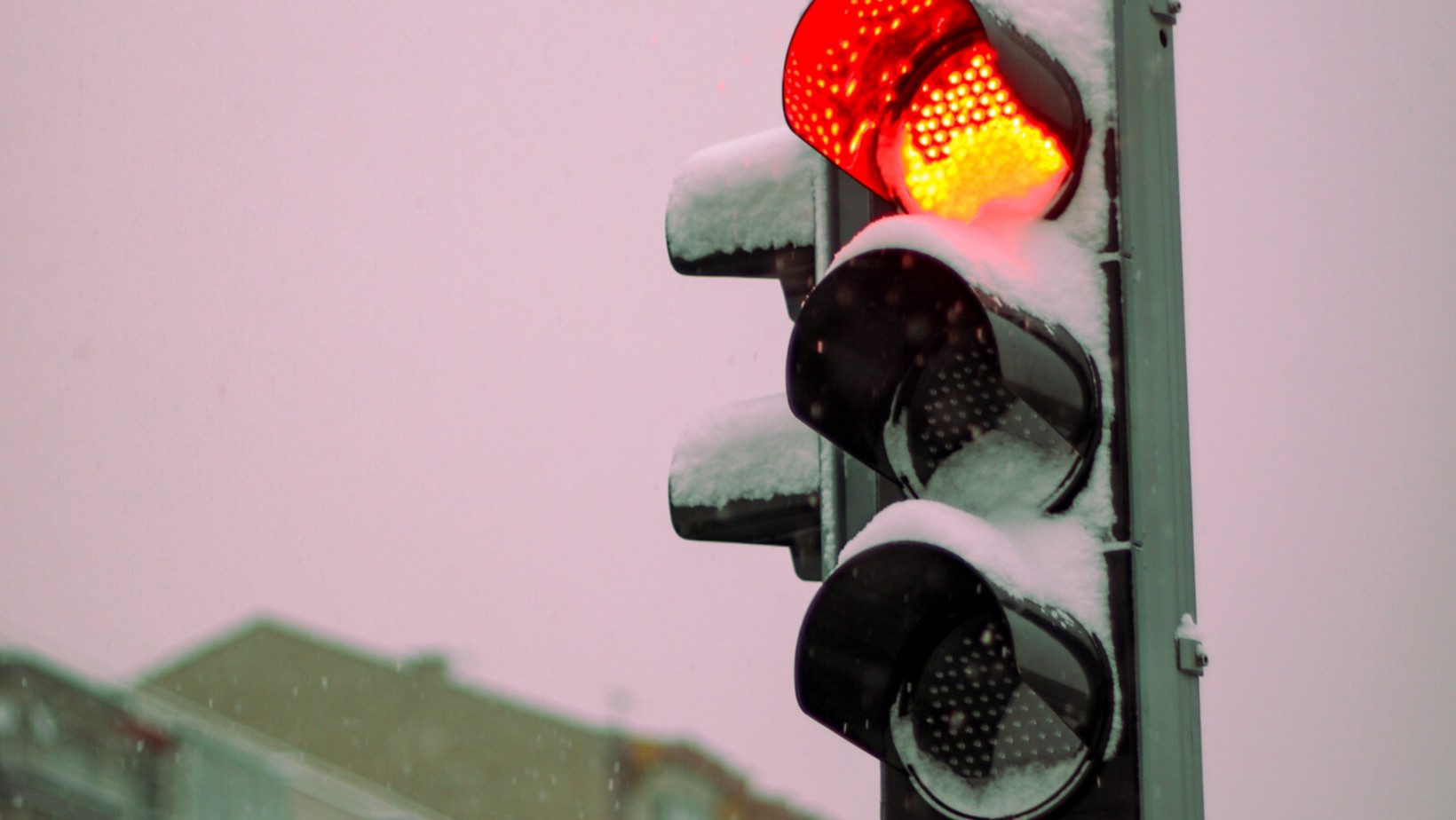 Hamujesz na widok żółtego światła?! Możesz otrzymać nawet 1000 zł mandatu!