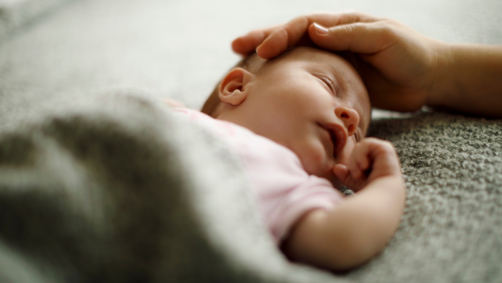 W mieszkaniu pijani rodzice i głodna dwulatka! Policjanci nie mogli na to patrzeć