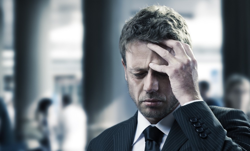 – Przepraszam – wymamrotał nagle – dlaczego ja właściwie płaczę, …