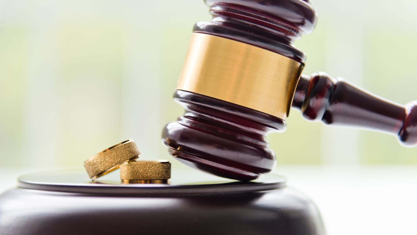 Pieniądze wydane na kochanka musiała zwrócić mężowi! Szokujący wyrok sądu!