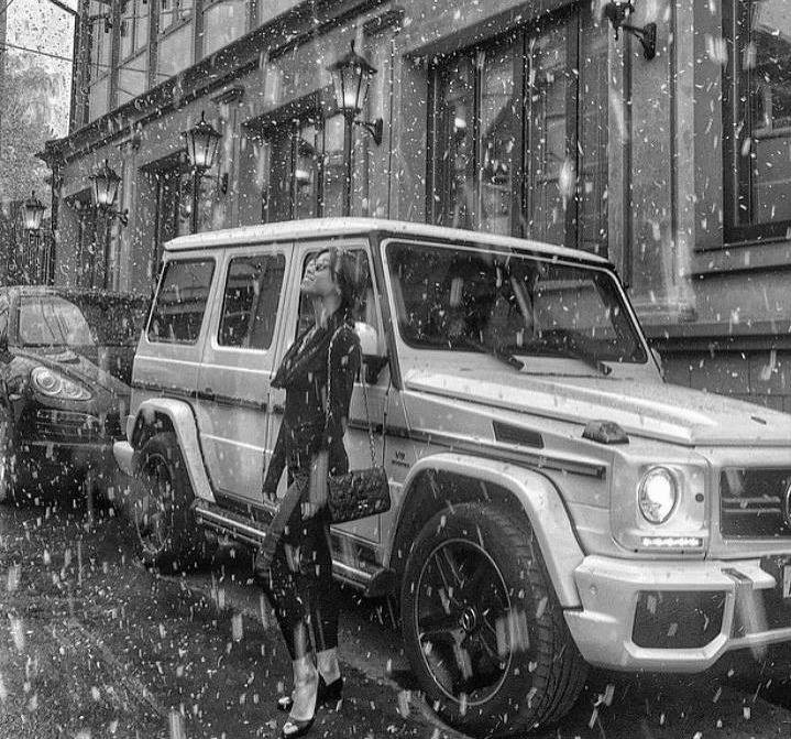 ,,Oh baby hold me close I don’t ask for more”