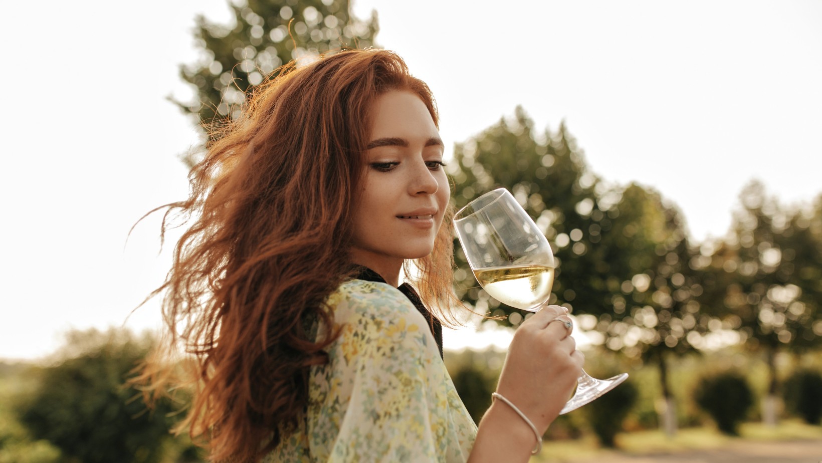 Czy jestem „weekendowym alkoholikiem”? Te symptomy mogą świadczyć o poważnym problemie