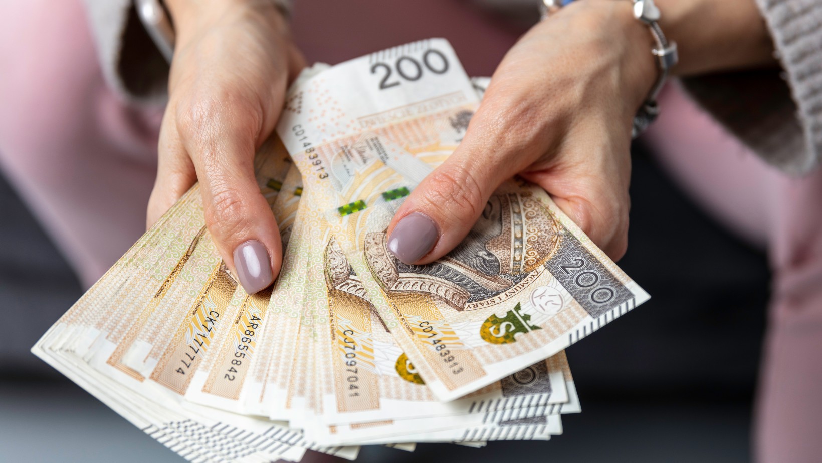 Urząd Skarbowy kontroluje darowizny – co musisz wiedzieć, by nie zapłacić podatku?