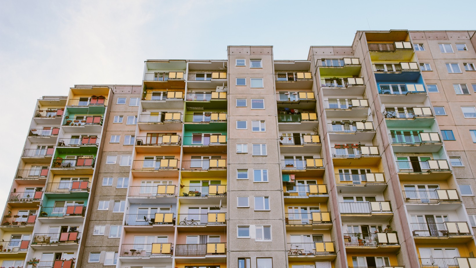 Szok na warszawskim osiedlu. Kobieta z małym dzieckiem wyskoczyła z 8 piętra bloku