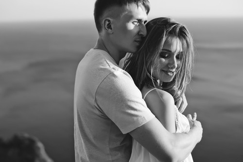 Kobiety najbardziej przywiązują się do mężczyzn, którzy potrafią ich słuchać, …