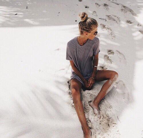 Mogłabym leżeć teraz z Tobą na plaży, pić wino, rozmawiać …