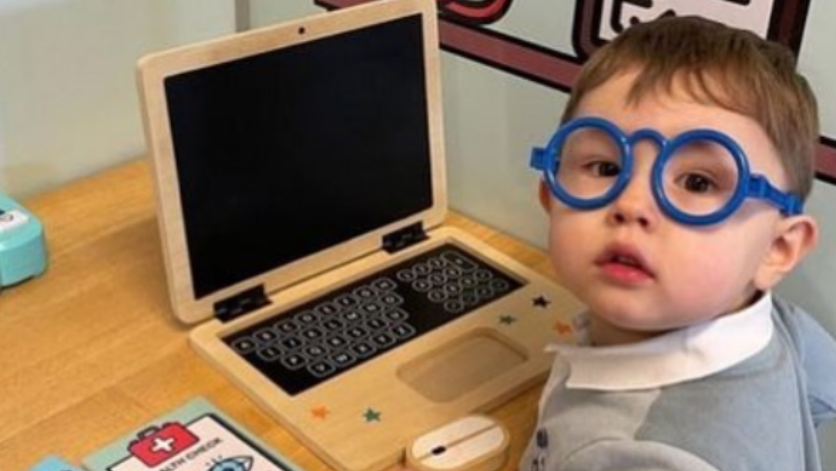 Czterolatek został członkiem Mensy. Zaczął czytać w wieku 2 lat