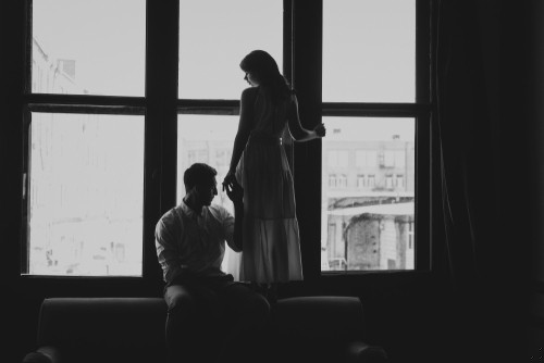 Ludzie spotykają się w różnych miejscach i różnym czasie. Mijają, …