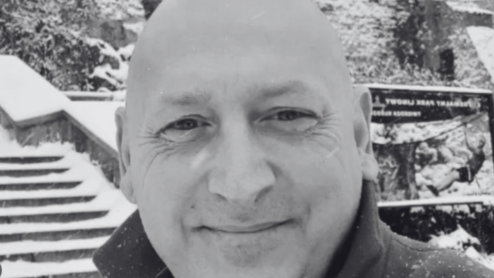 Z tym został pochowany Jacek Wójcik. Na urnie położono niezwykły przedmiot!