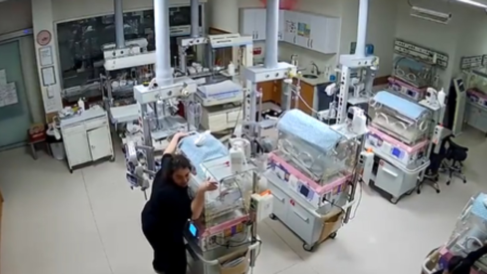 Tak pielęgniarki walczyły o życie noworodków podczas trzęsienia ziemi w Turcji [WIDEO]