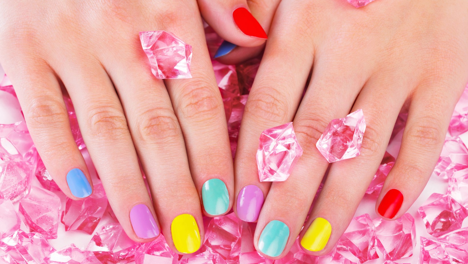 Ten kolor paznokci działa jak magnes na mężczyzn!