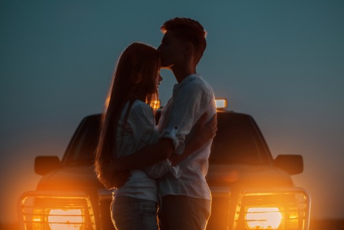 Mężczyźni, którzy czule całują swoje Kobiety w czoło, to najbardziej …