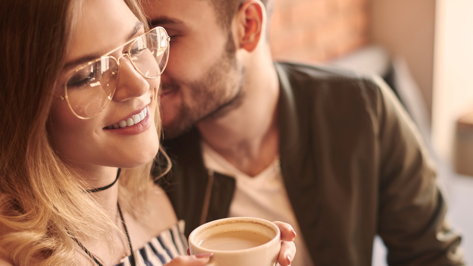 Jak flirtować? Niezawodne sposoby na zdobycie jego uwagi!