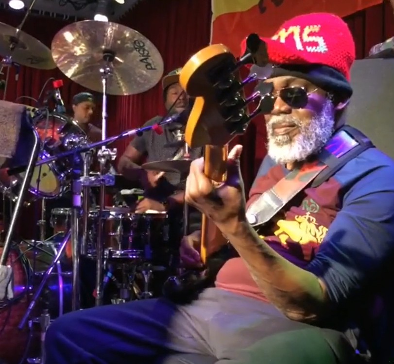 Zdjęcie Nie żyje słynny basista. Miał 41 dzieci... #1