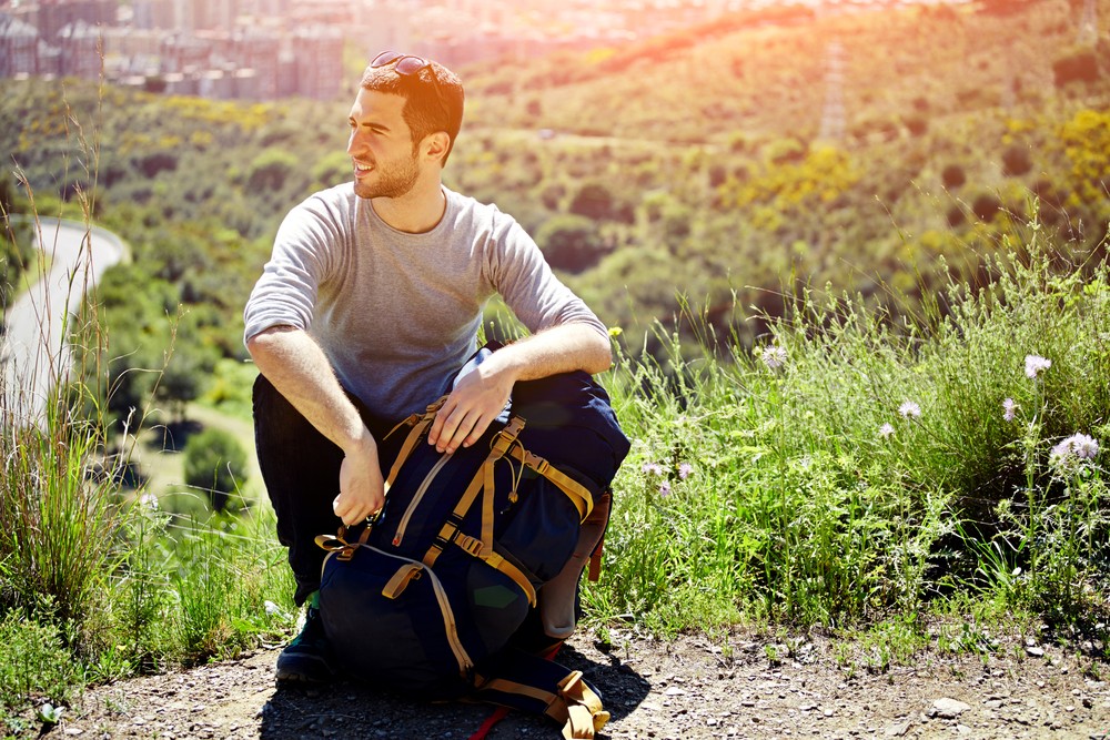 Większość ludzi używa ołówków do pisania. Damon skreśla nimi ludzi.
