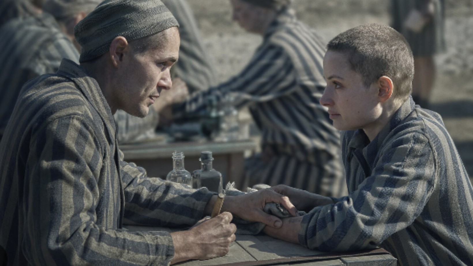 „Tatuażysta z Auschwitz” – kiedy i gdzie premiera serialu? Najbardziej wzruszające cytaty