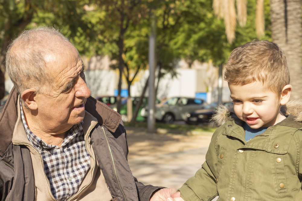 Nie martw się dziadku, będę pchał twój wózek. Mama mi …