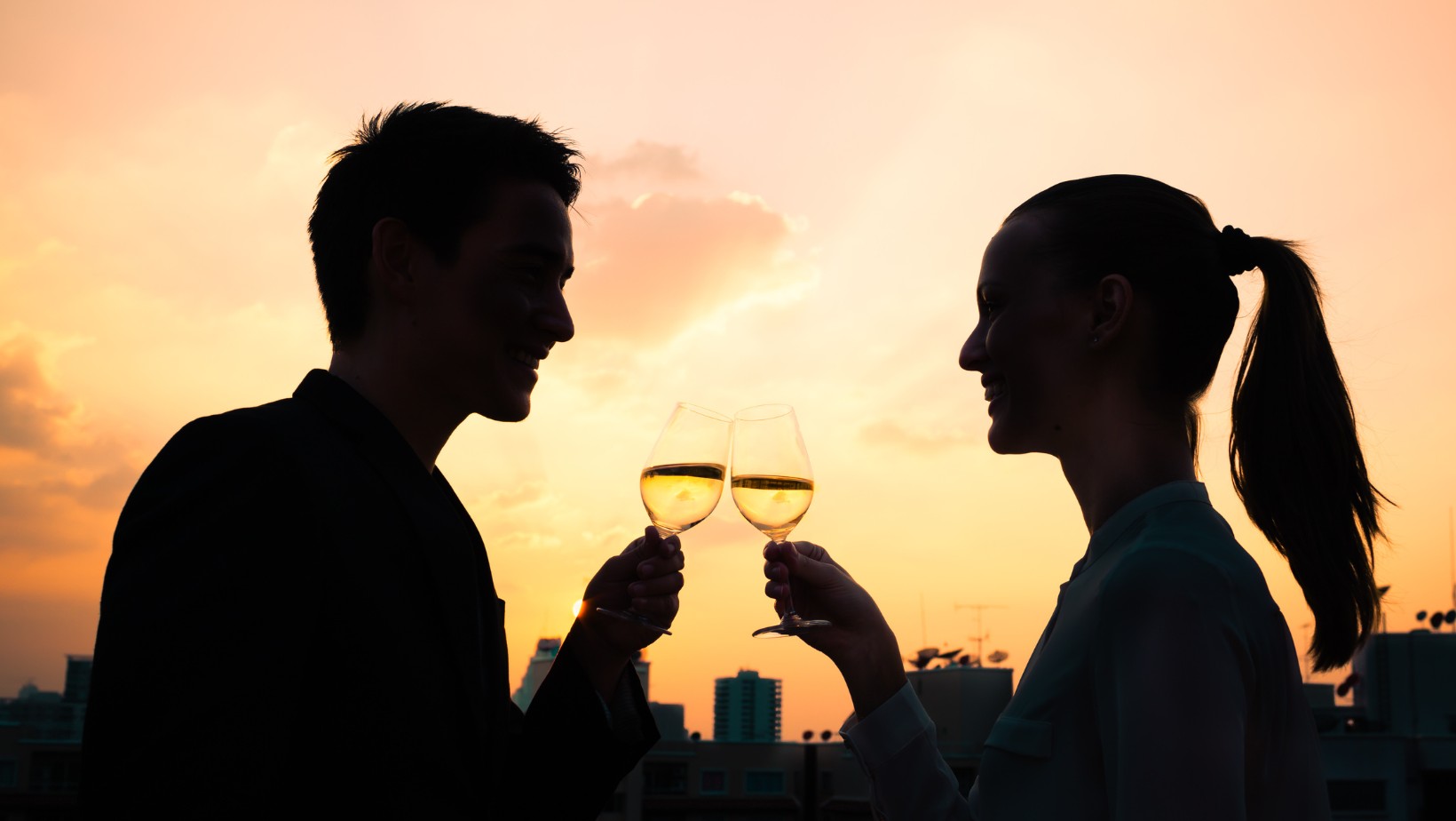 Kto płaci rachunek na pierwszej randce? Dziki Trener ostro komentuje!