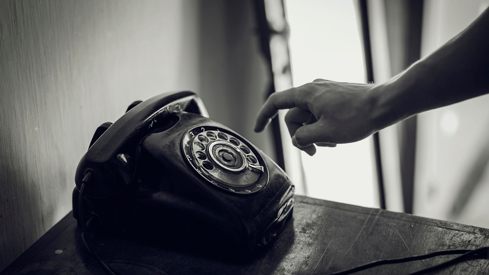 Jak rozmawiać przez telefon? Poznaj najcenniejsze wskazówki telefonicznego savoir-vivre’u