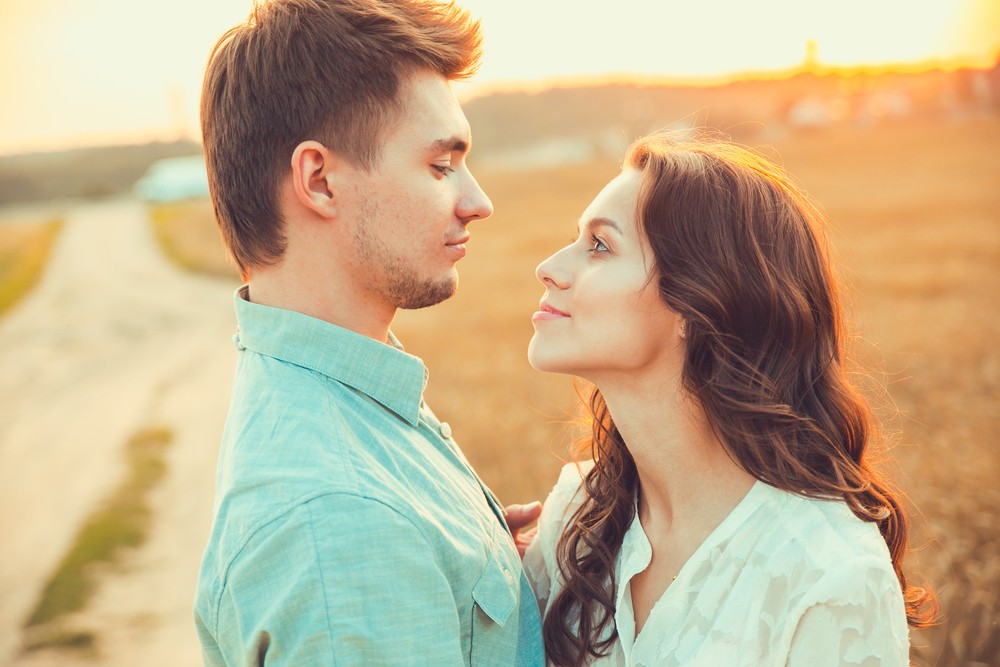 Zastygam w oczekiwaniu, bojąc się, że mnie pocałuje, martwiąc się, …