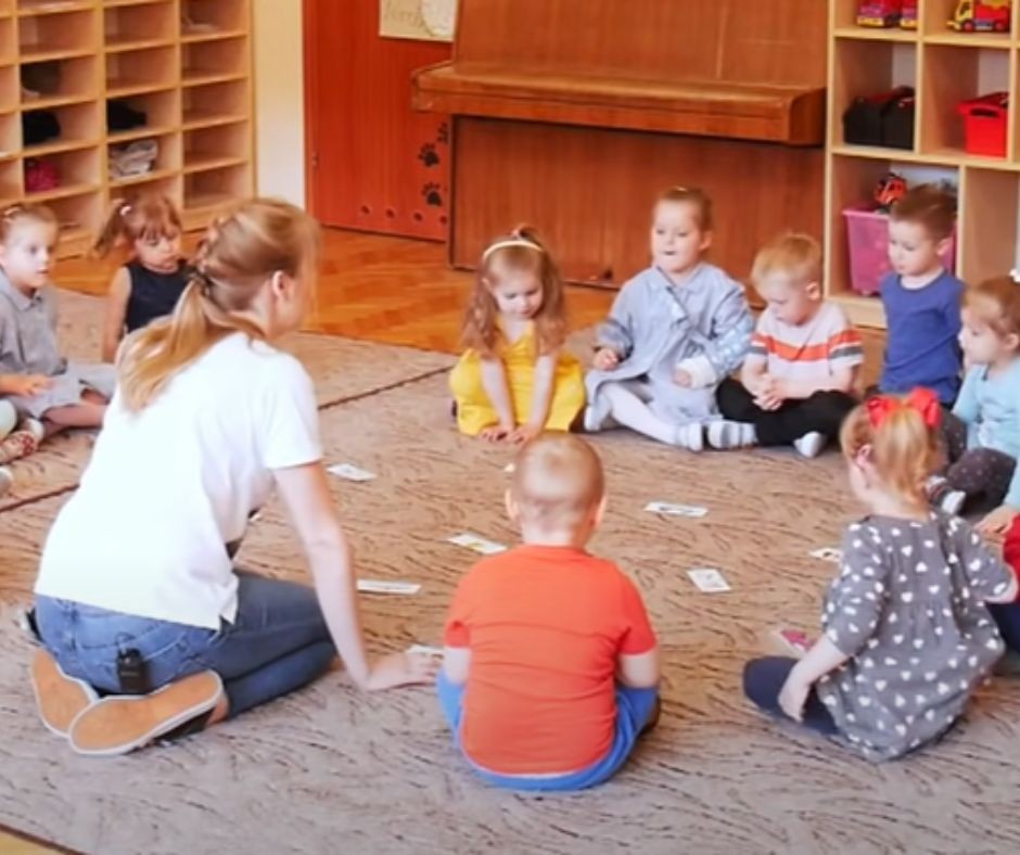 Moje dziecko jest nieśmiałe. Wskazówki dla rodziców,  jak pomóc dziecku wejść do nowej grupy.