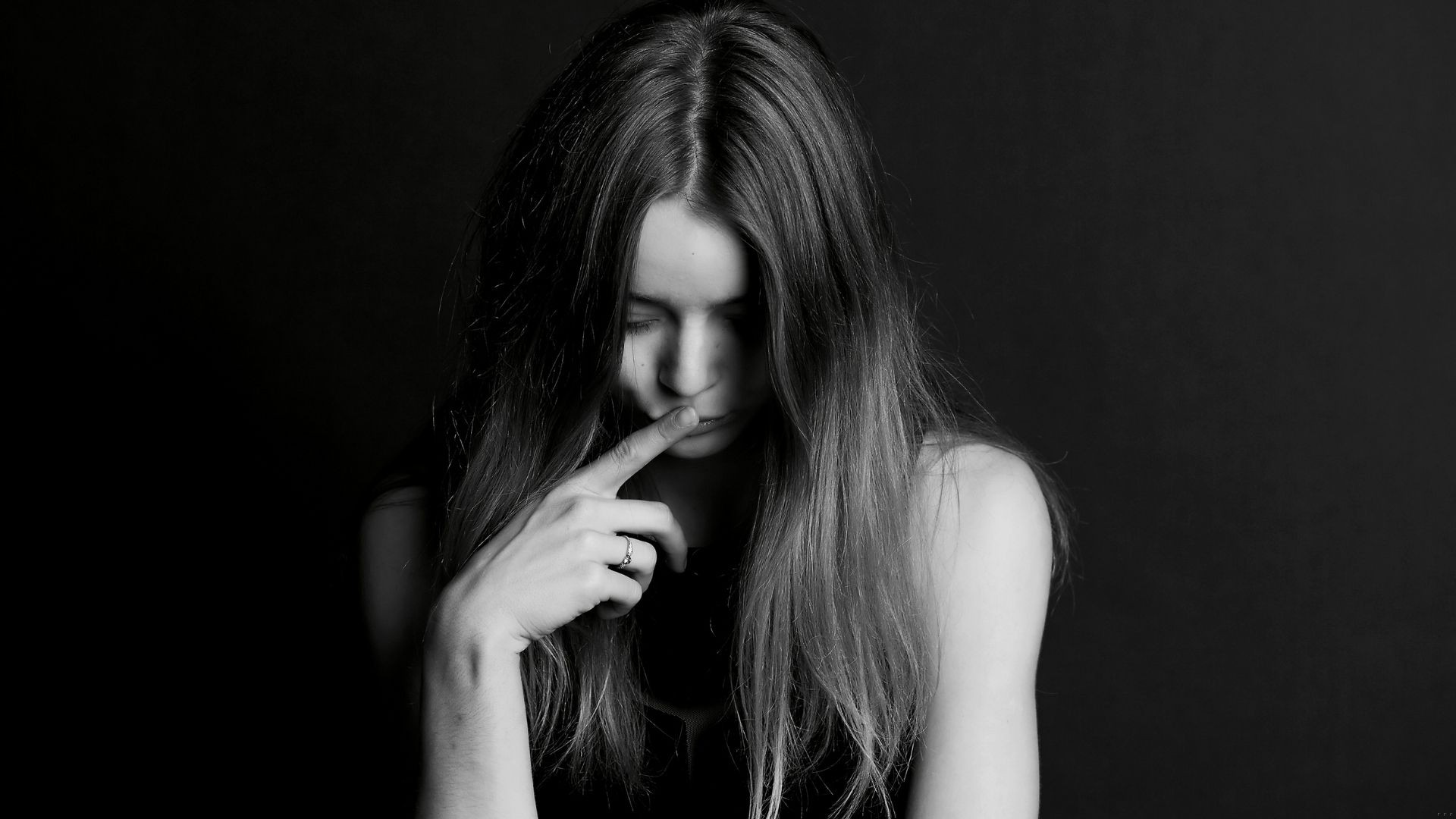 Jak pokonać nieśmiałość? Dowiedz się, czym jest nieśmiałość, skąd się bierze i jak ją pokonać.