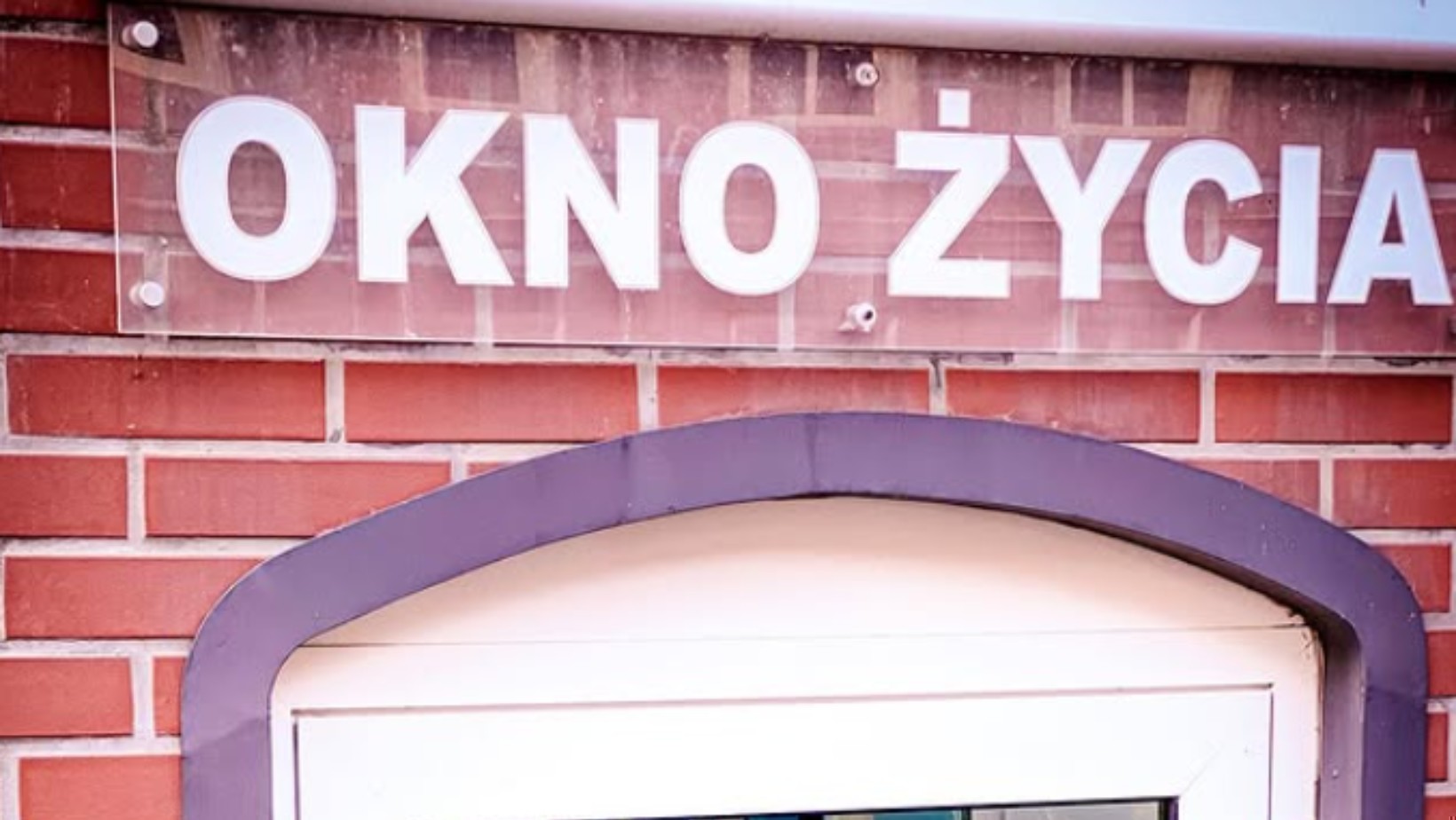 „Powiedział, że przyprowadził go tata” – 2-letni chłopiec w oknie życia we Wrocławiu!