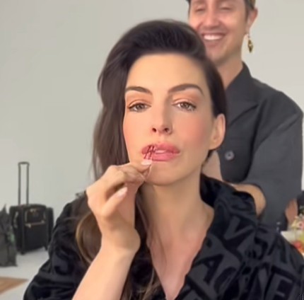 Zdjęcie Trik z TikToka. Naturalny efekt powiększonych ust – bez igły i bólu! #1