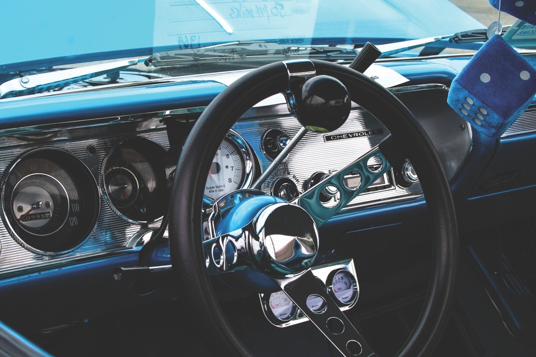 Gdy deszcz nie pada, dach zostaje cały; kobieta wtedy cała, …