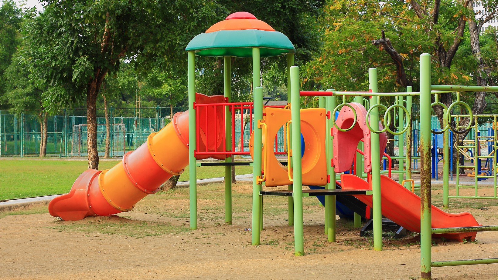 Dzieci świętowały otwarcie placu zabaw z kieliszkami w dłoniach! Rzecznik Praw Dziecka reaguje