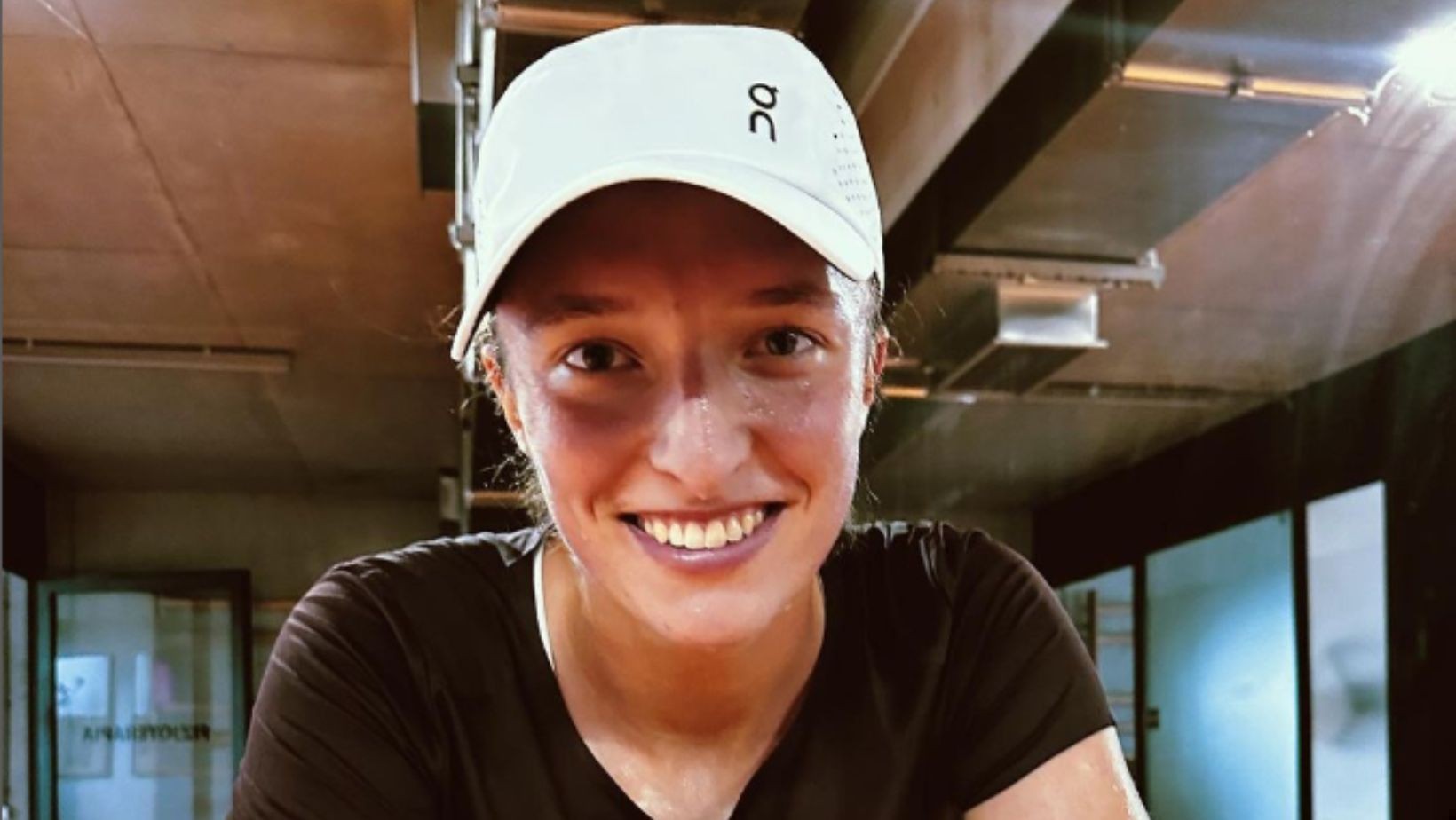 Nie wiedzieli, że mają włączony mikrofon! Bluzgi na meczu Świątek poszły w świat!