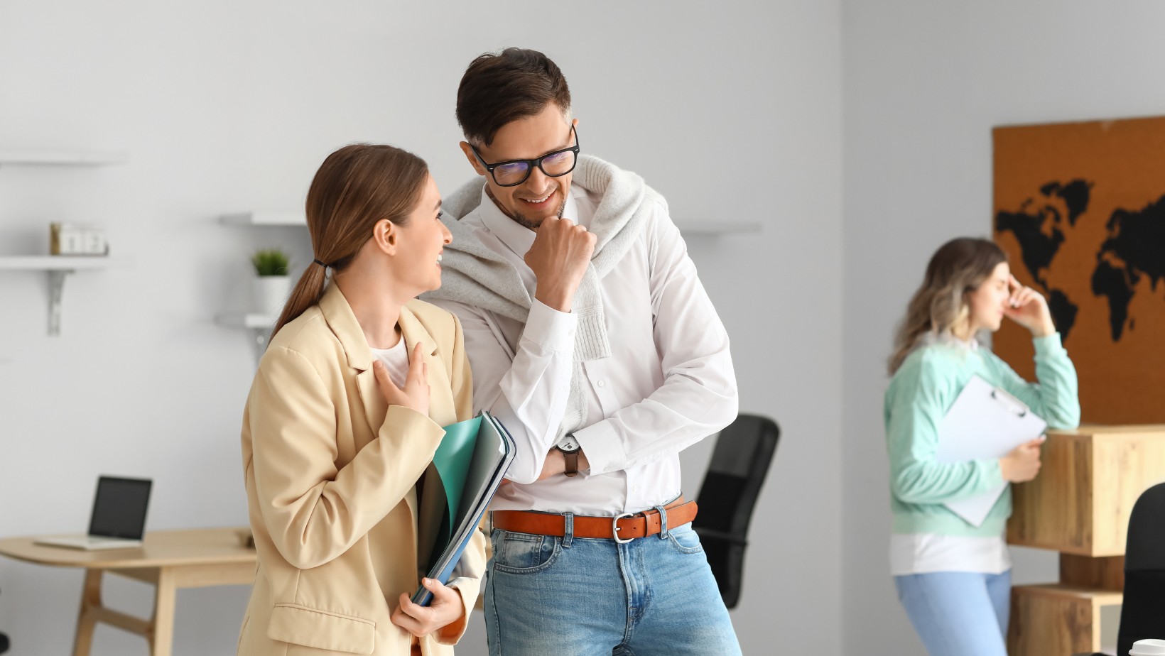 Czego mężczyźni naprawdę nie znoszą w kobiecych stylizacjach? Lista top 10 błędów!