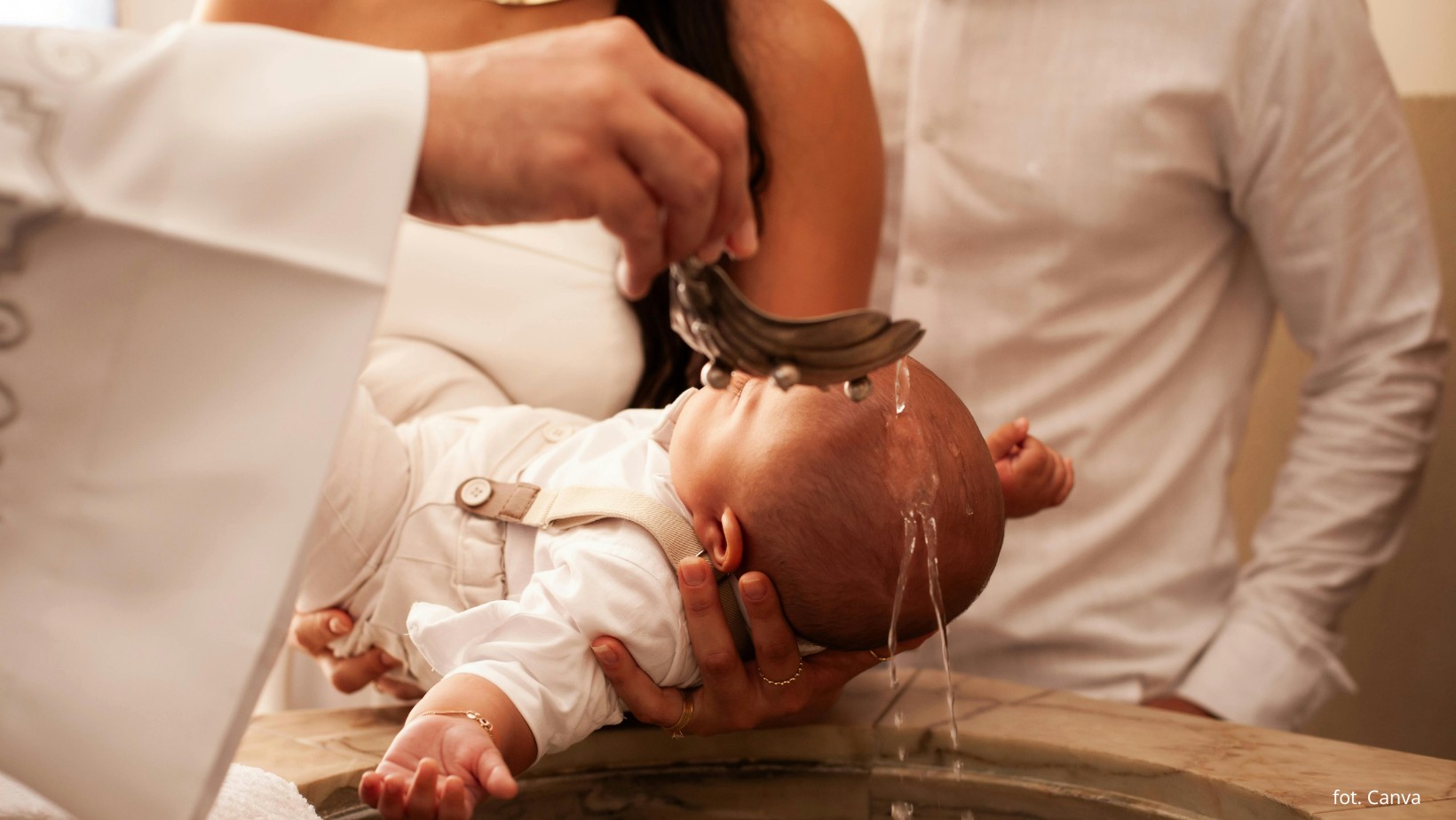 Czy Kościół ochrzci dziecko z in vitro? Nowy komunikat rozwiewa wątpliwości