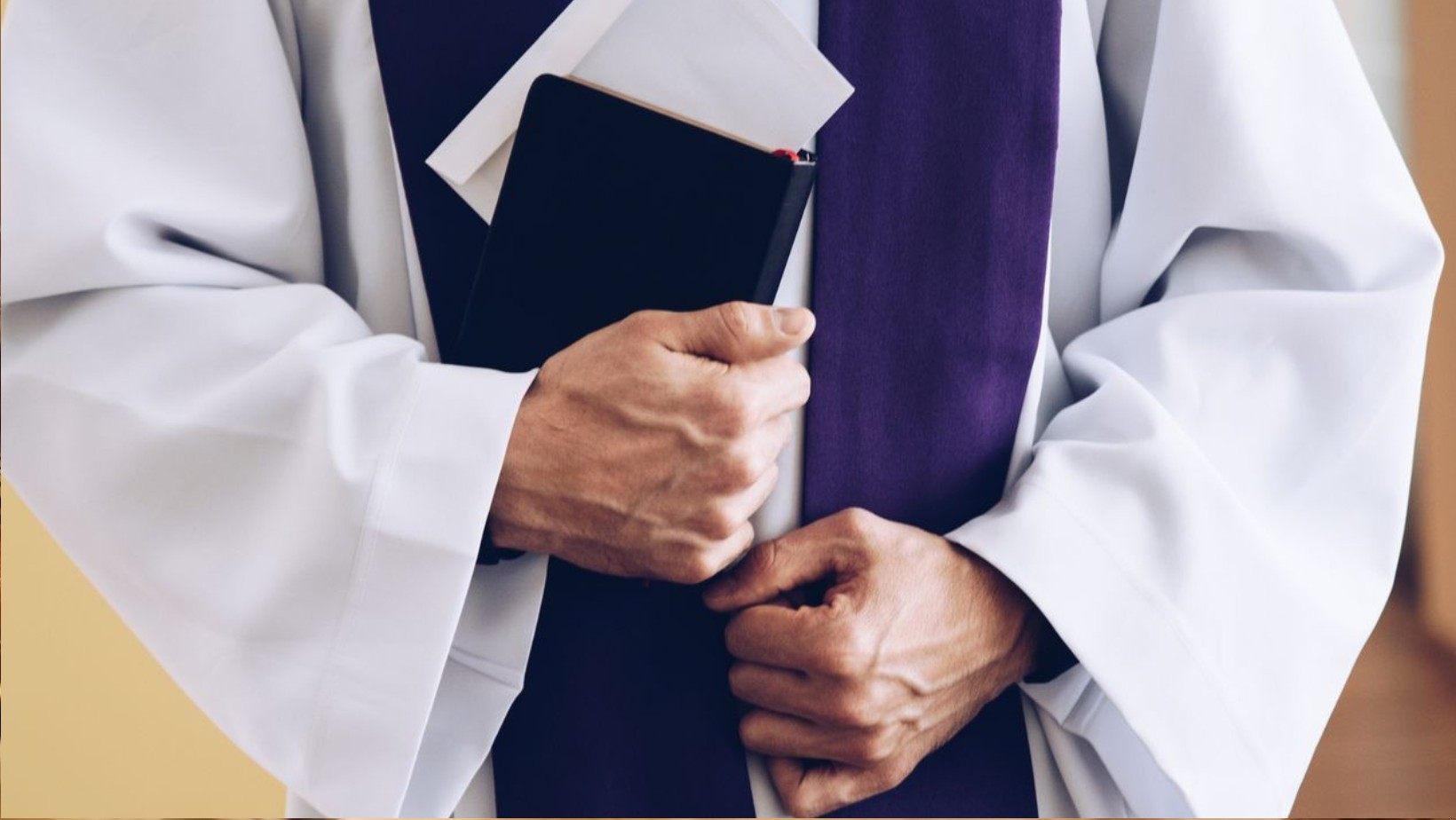 „Wkładając ją do koperty” – księża wyznaczają nowy trend kolędowy!