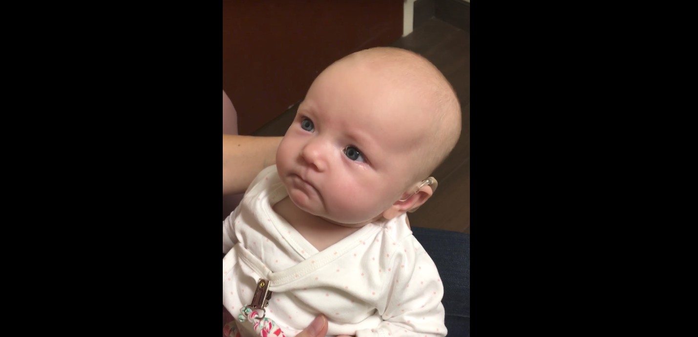 Dziecko pierwszy raz w życiu usłyszało swoją mamę. Reakcja dziecka niesamowita!