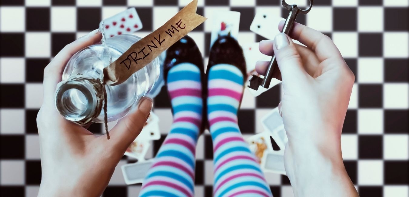 Zespół Alicji w Krainie Czarów- rzeczywistość w krzywym zwierciadle