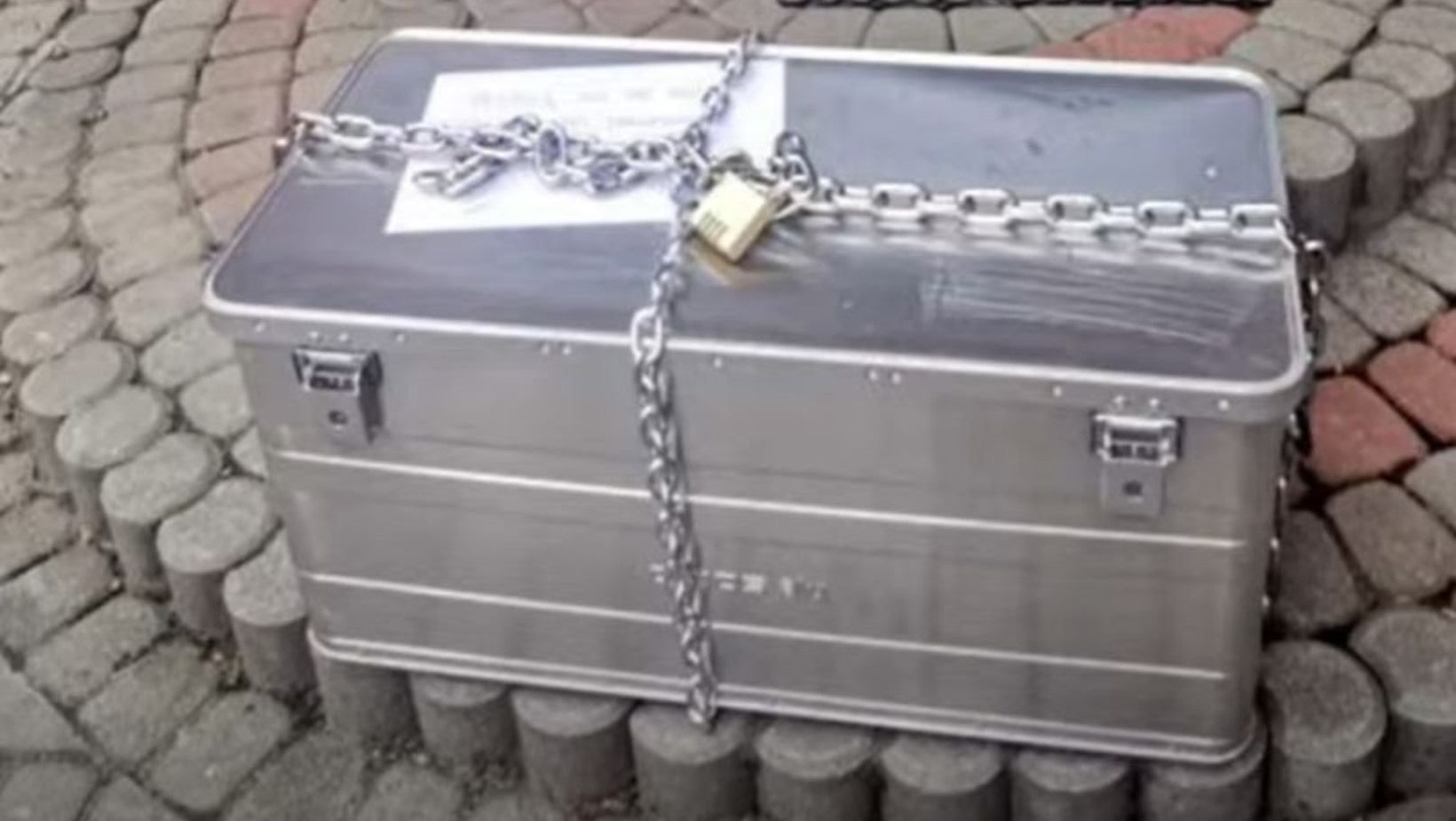 Przekazał na dom dziecka 100 tys. złotych. Wiadomo, kto podrzucił metalową skrzynkę